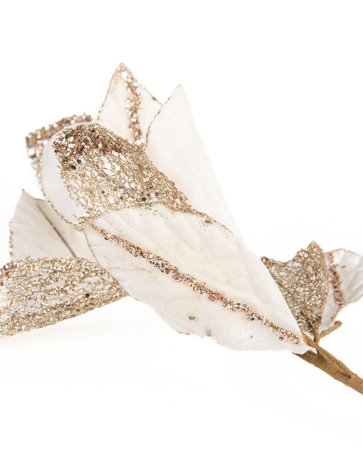Gros plan sur la texture de la branche velours pour décoration blanche et champagne à paillettes