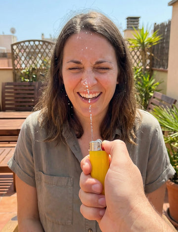 Vodní pistole ve tvaru zapalovače - žertovné předměty 