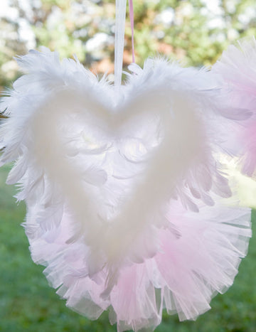 Bílé srdce z peří k zavěšení 20 cm na svatbu 