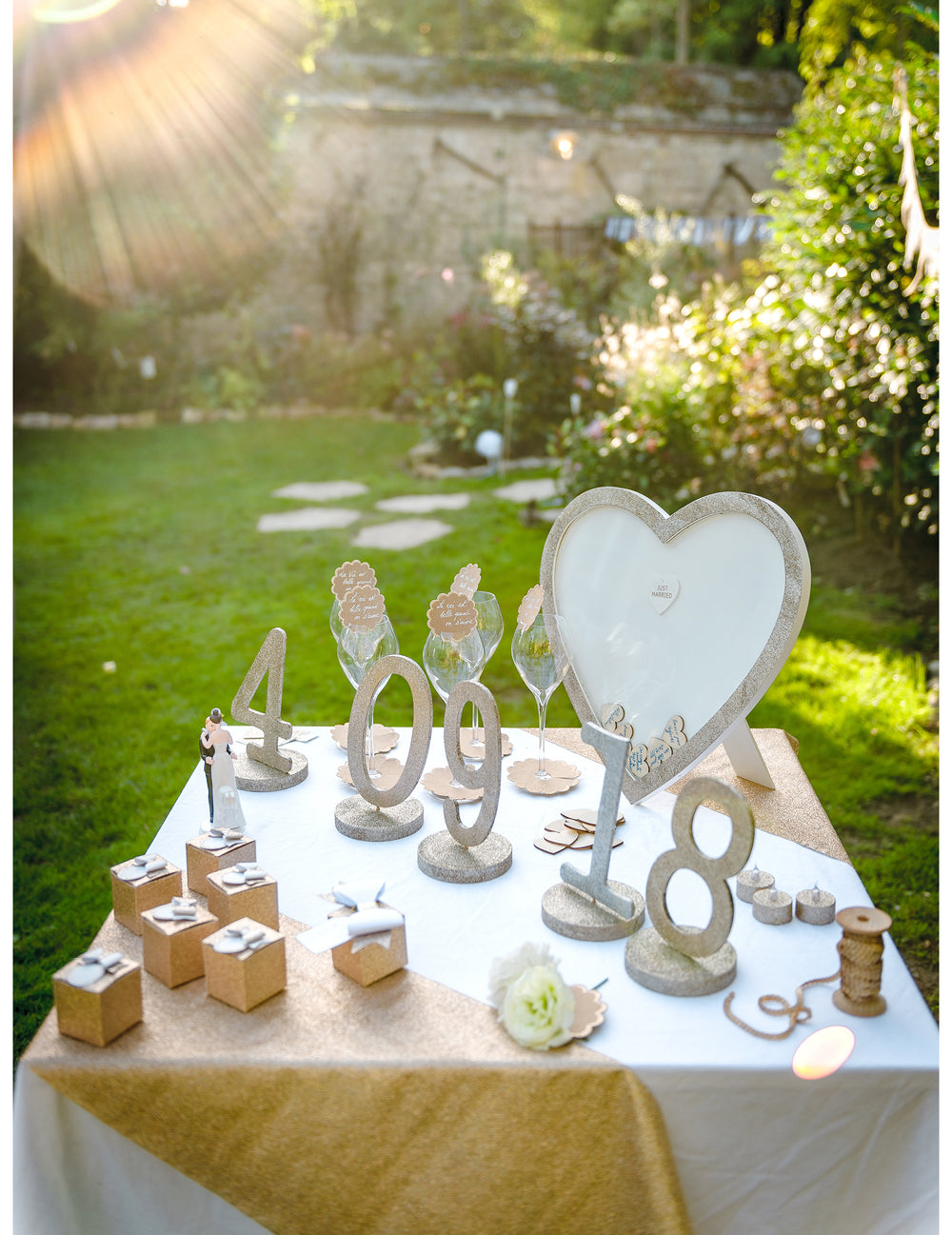 Mise en situation du livre d'or cadre cœurs en bois pour mariage pailleté cuivré