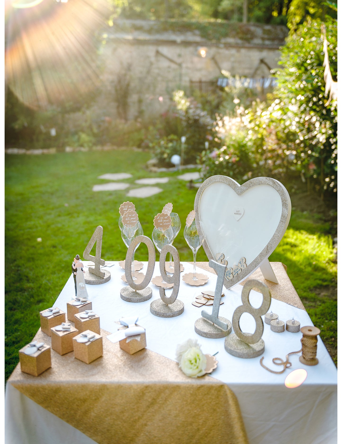 Mise en situation du livre d'or cadre cœurs en bois pour mariage pailleté cuivré