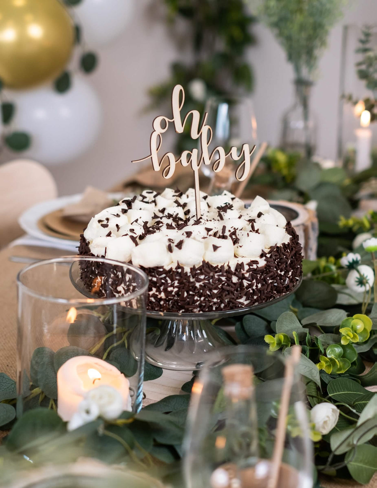 Umístění na dortu dřevěného cake topperu oh baby pro baby shower