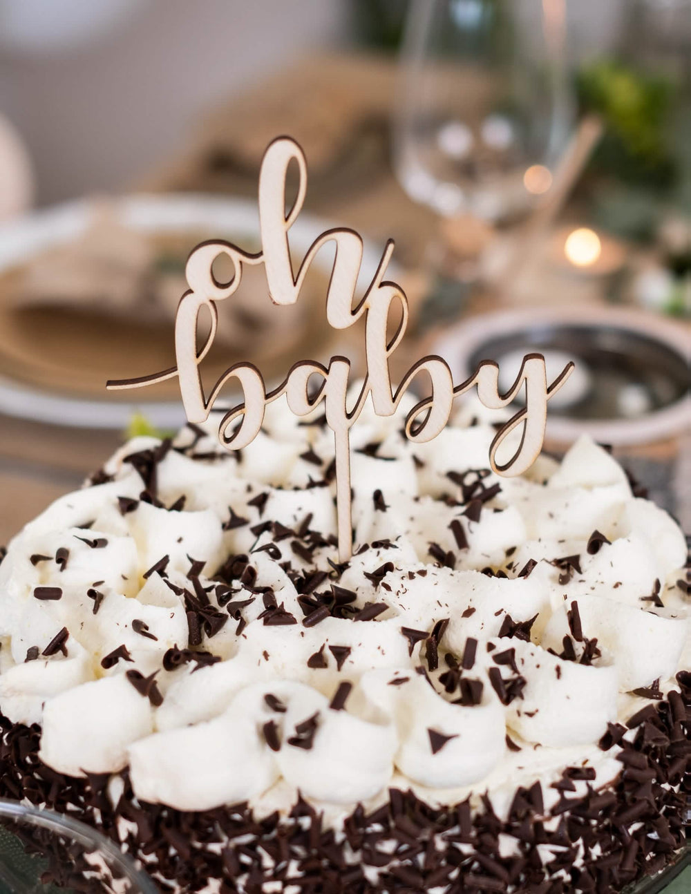 Detailní záběr na dřevěný nápis cake topper oh baby pro baby shower