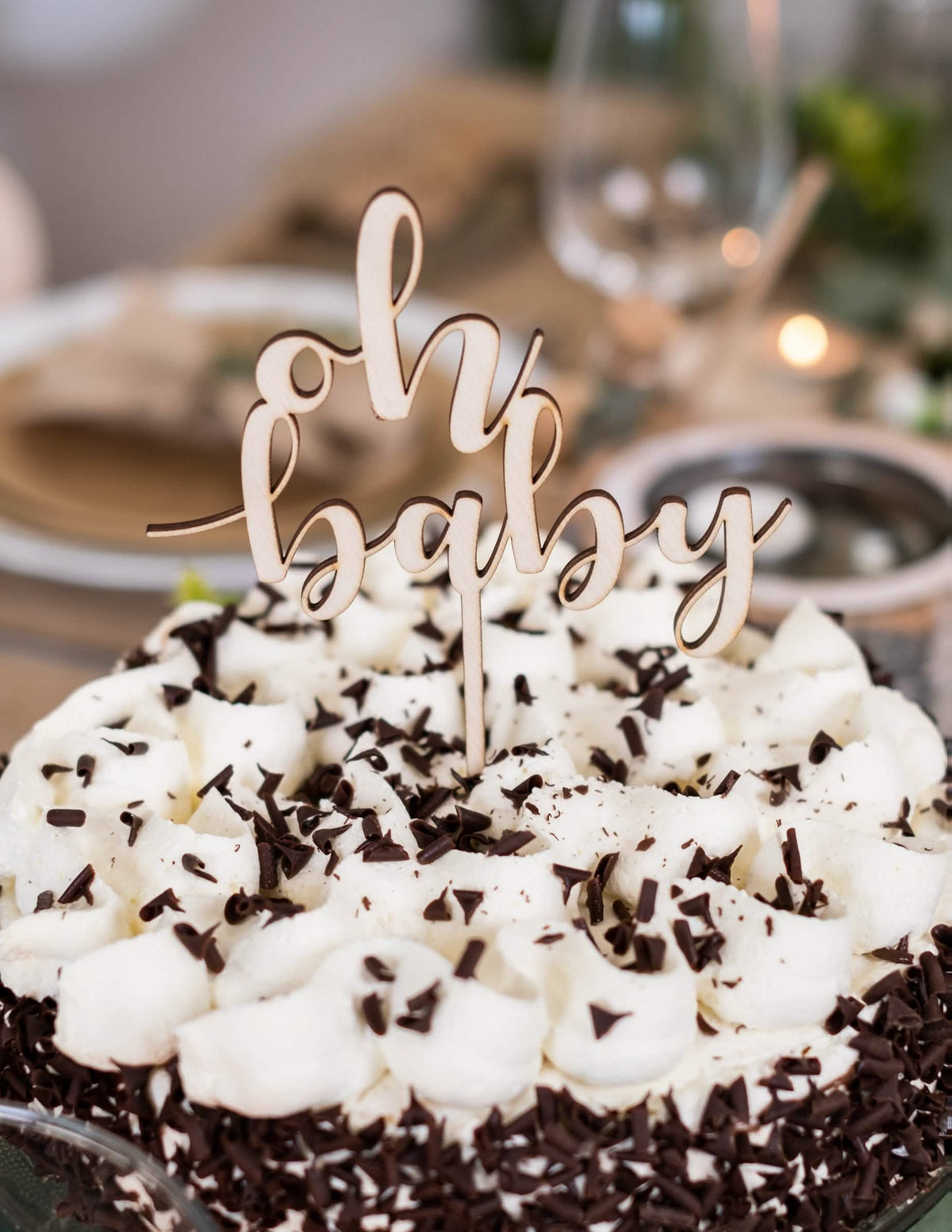 Detailní záběr na dřevěný nápis cake topper oh baby pro baby shower