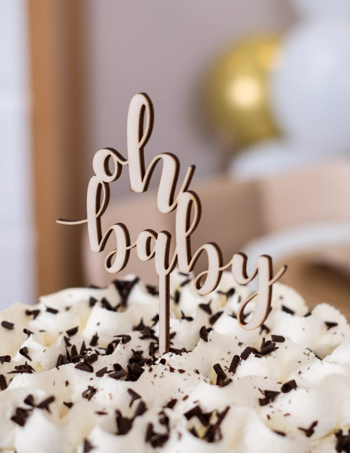 Pohled z tříčtvrtečního úhlu na cake topper oh baby pro baby shower