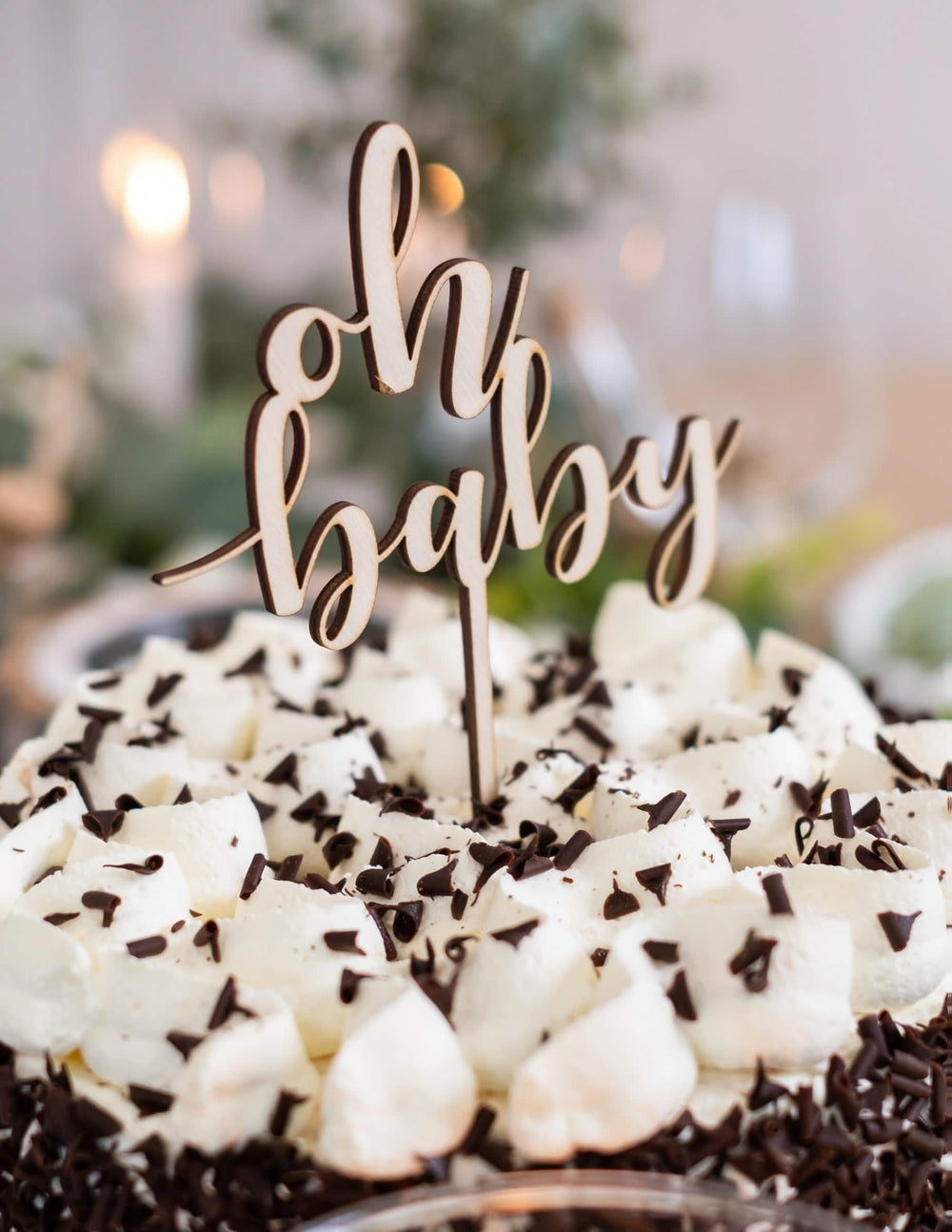 Detail instalace cake topperu oh baby na dort pro baby shower