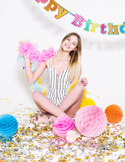 Ambiance d'anniversaire avec confettis du canon à confettis bandes métalliques pour fête argentées