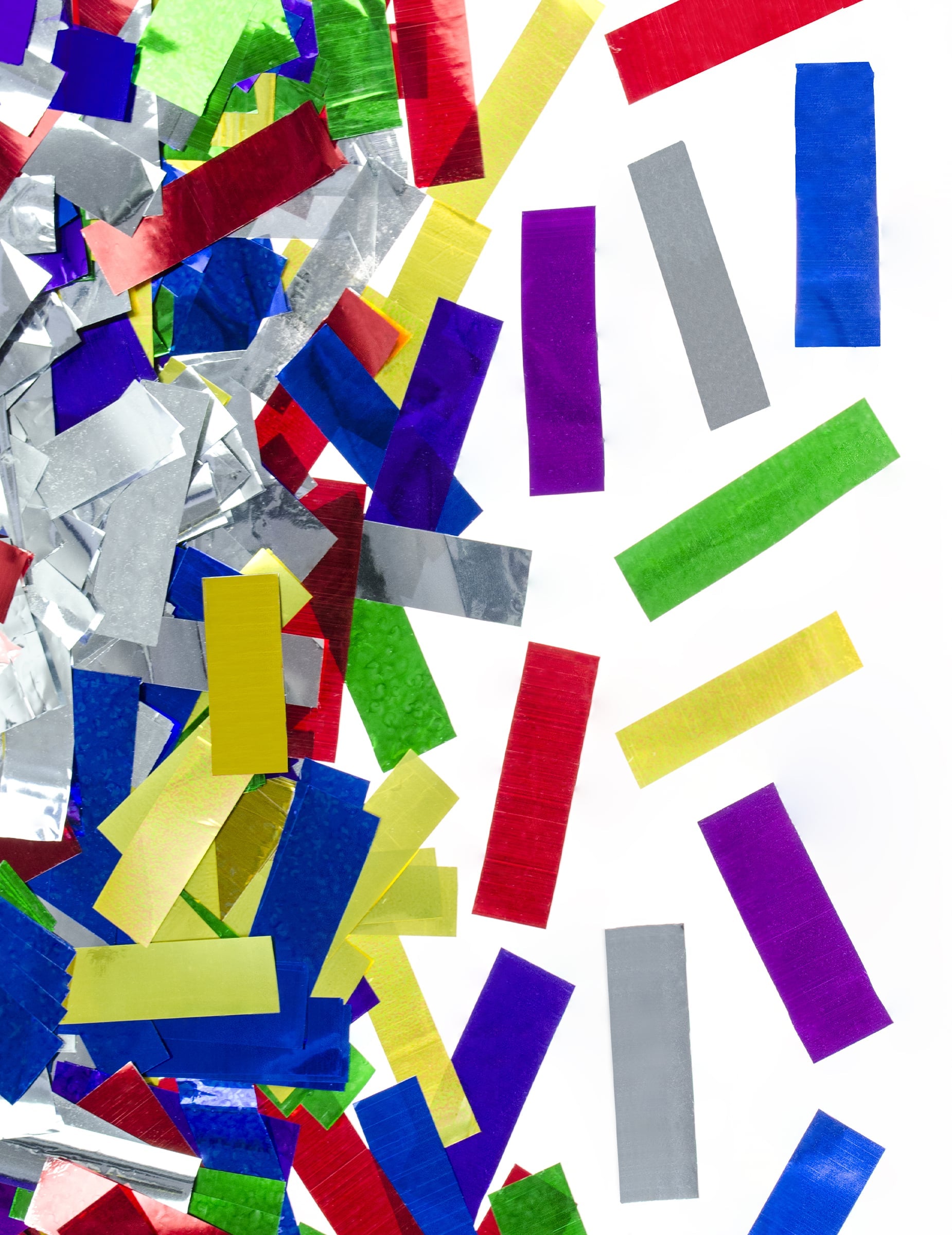 Gros plan sur les confettis rectangulaires du canon à confettis multicolores métalliques