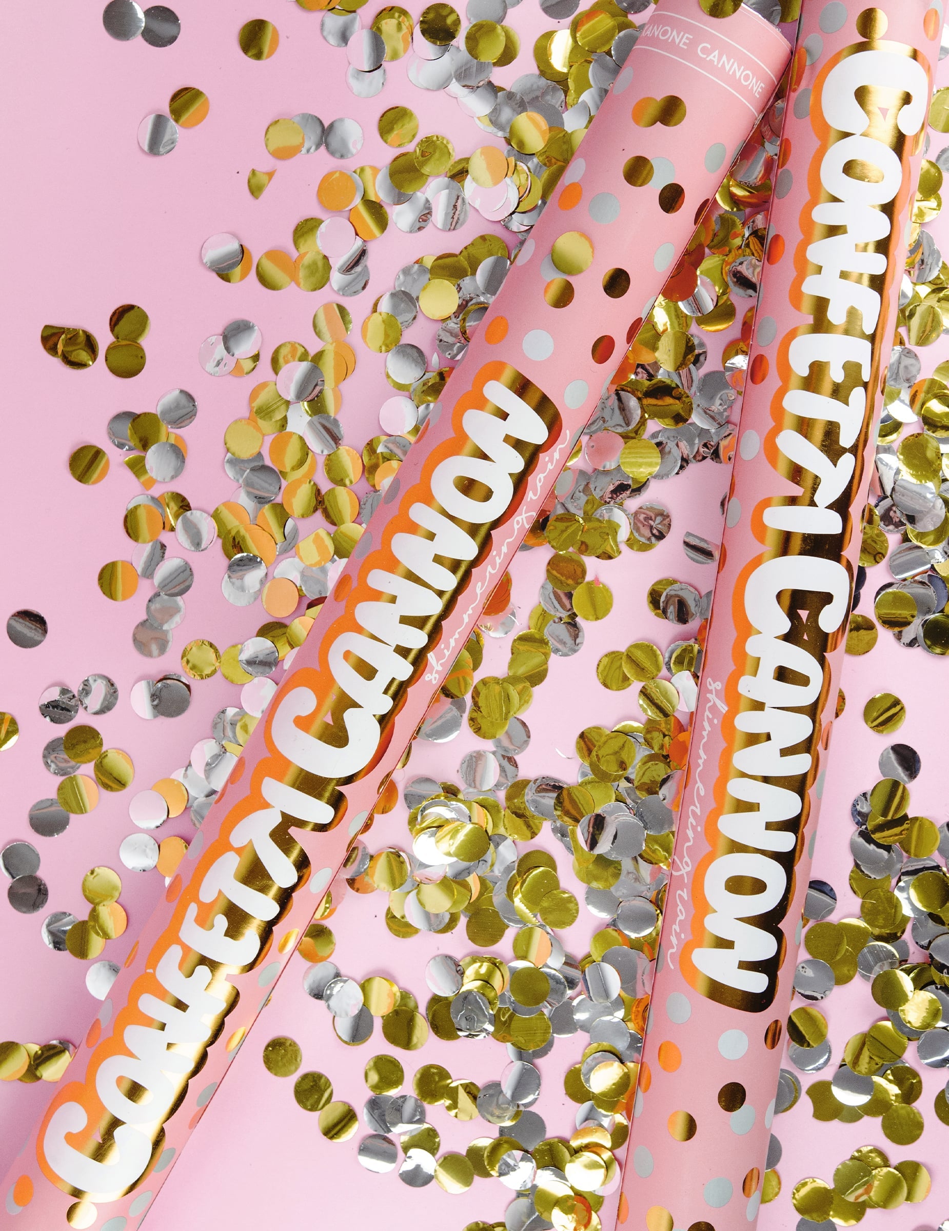 Vue rapprochée des deux tubes du canon à confettis or et argent