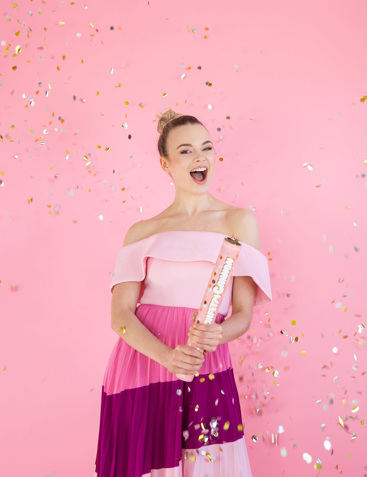 Mise en situation avec une femme du canon à confettis or et argent