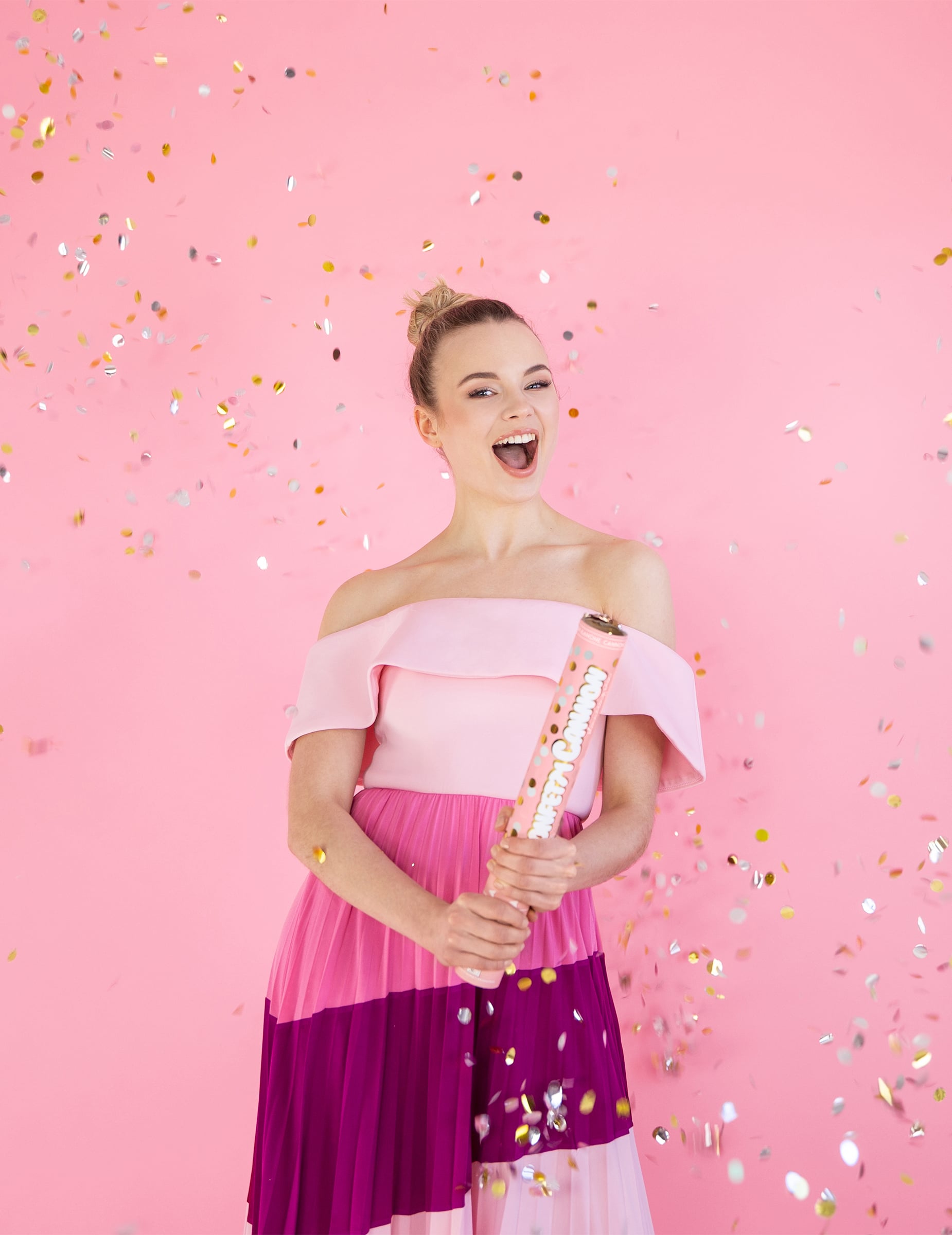 Mise en situation avec une femme du canon à confettis or et argent
