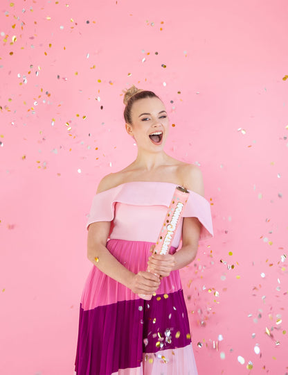 Mise en situation avec une femme du canon à confettis or et argent