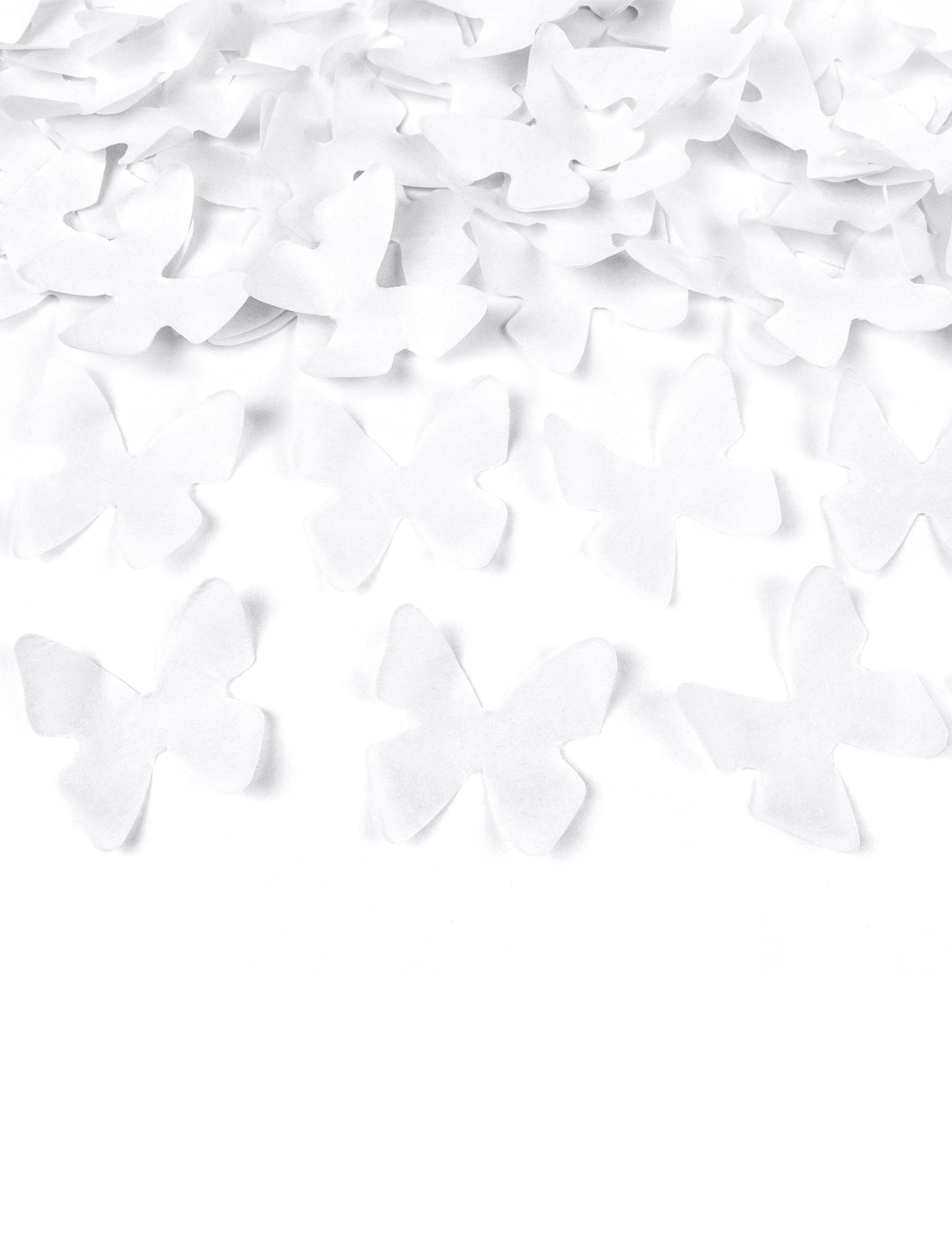 Gros plan sur les confettis du canon à confettis papillons blancs