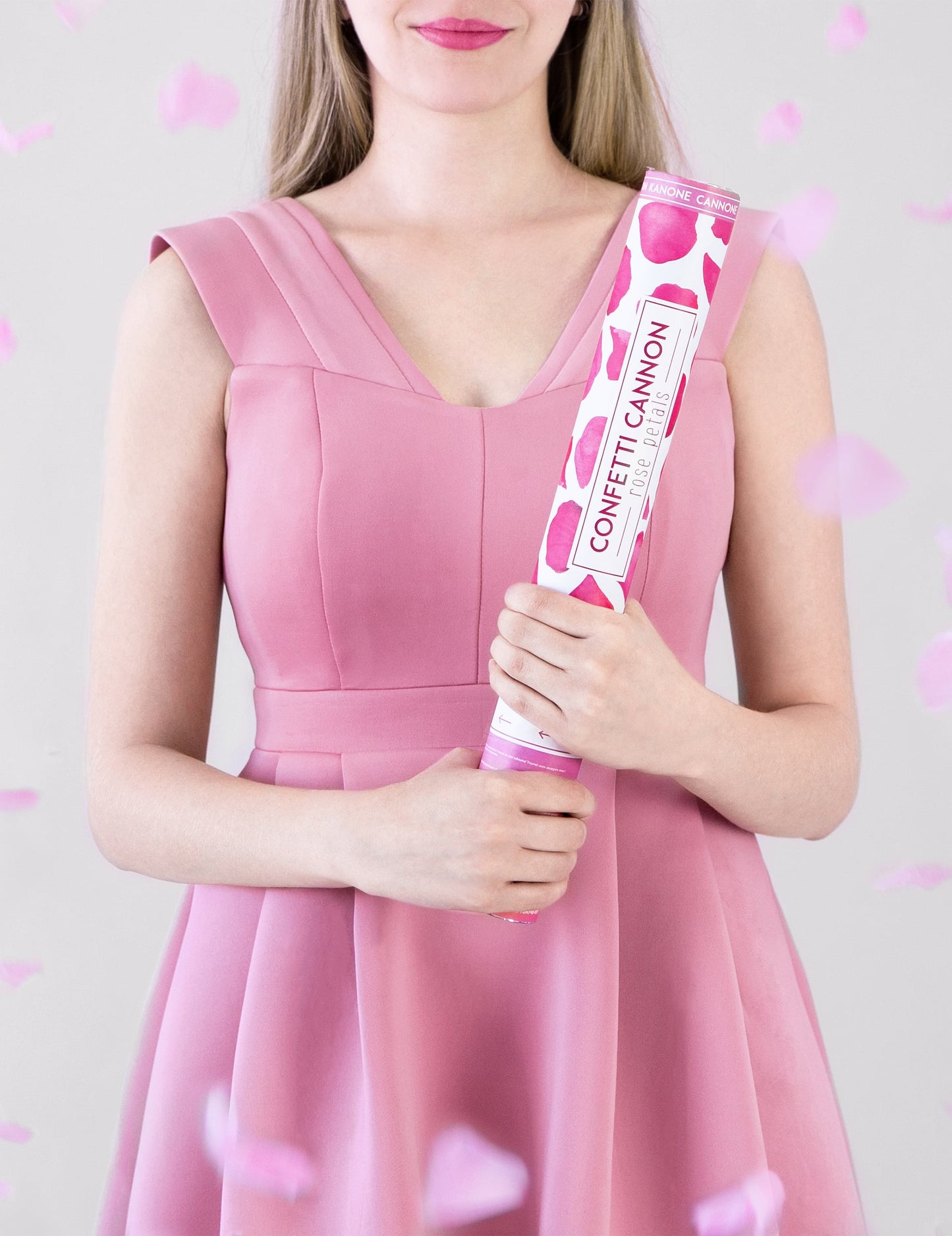 Prise en main du canon à confettis pétales pour fête roses