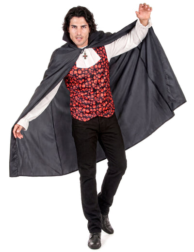 Halloweenští muži s černým pláštěm Draculy