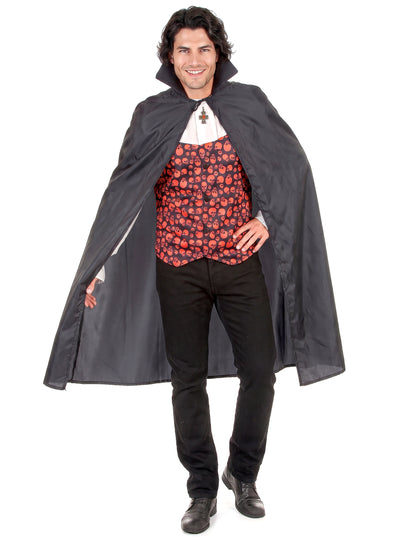 Halloweenští muži s černým pláštěm Draculy