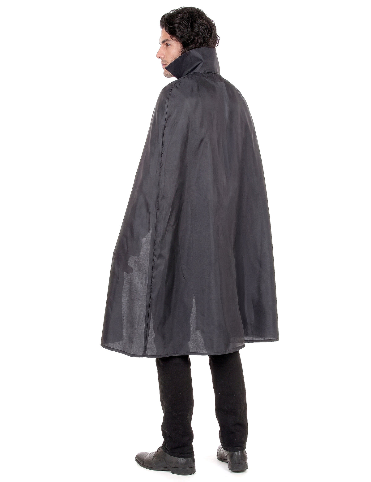 Halloweenští muži s černým pláštěm Draculy