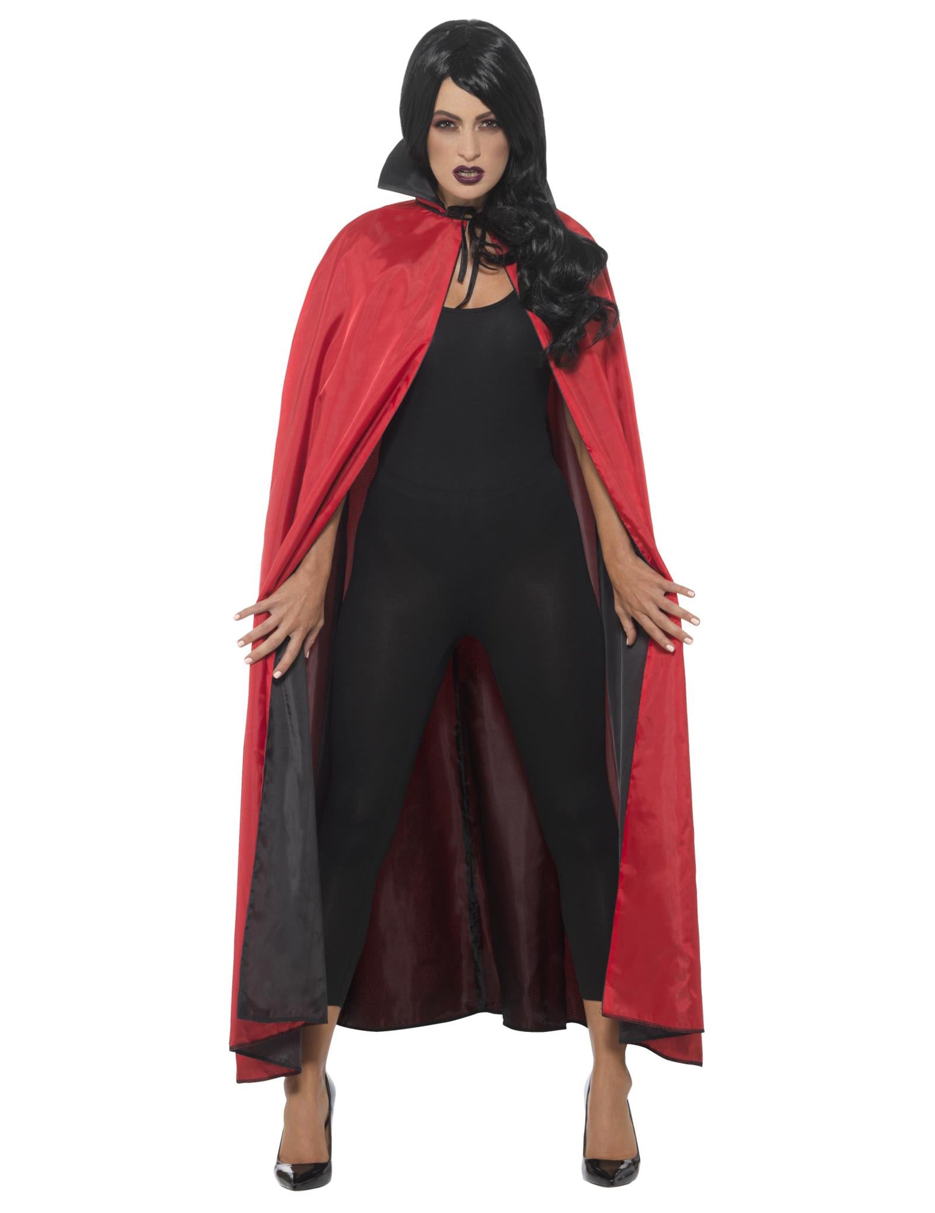 Pohled zepředu na reverzibilní saténový vampírský plášť