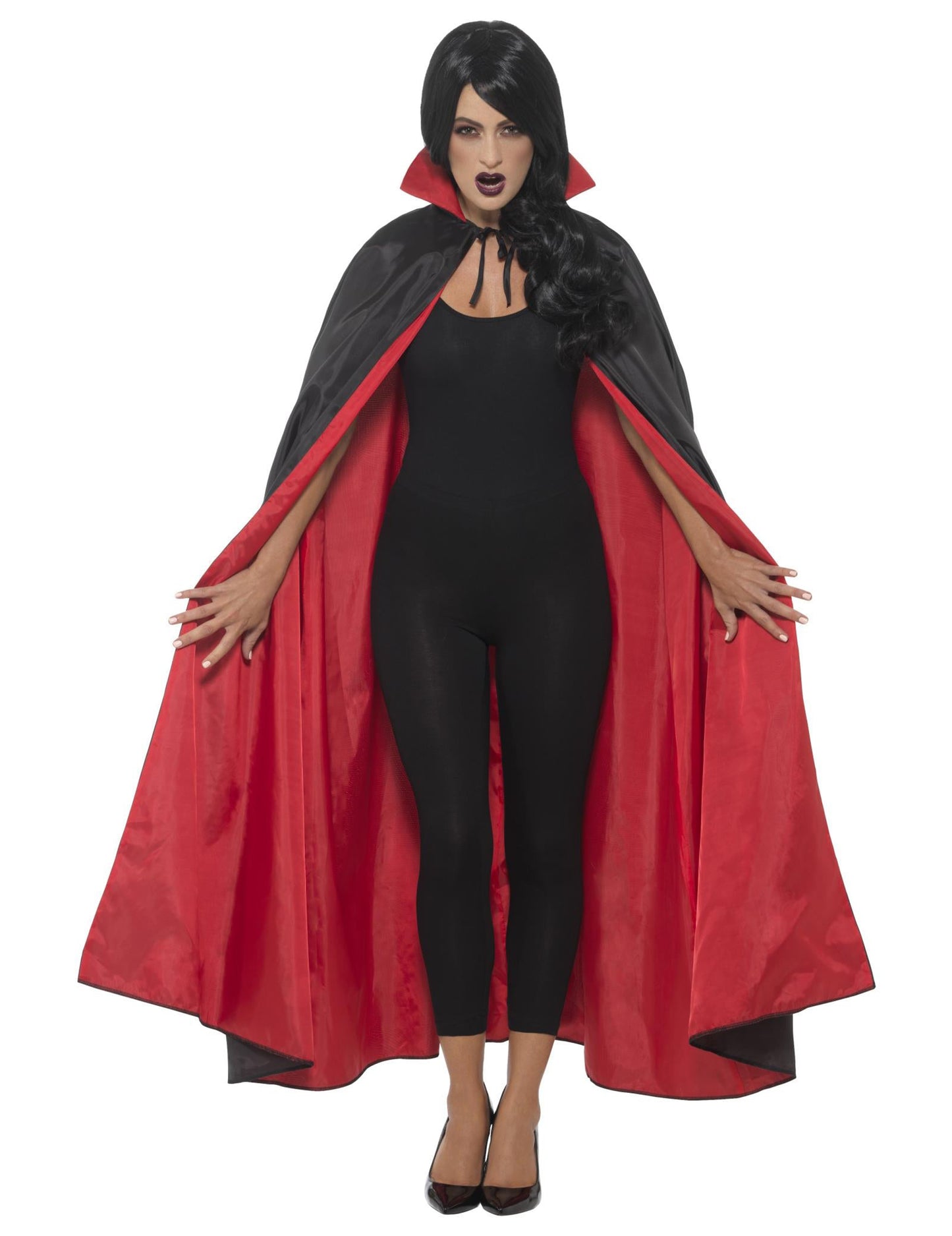 Detail červené podšívky reverzibilního saténového vampírského pláště