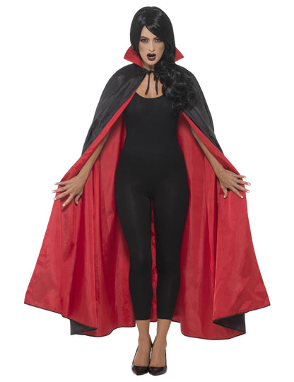 Detail červené podšívky reverzibilního saténového vampírského pláště