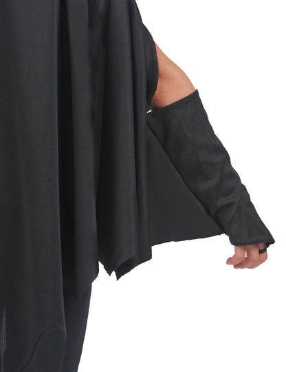 Détail de la manche et de l'attache au doigt de la cape vampire chauve-souris