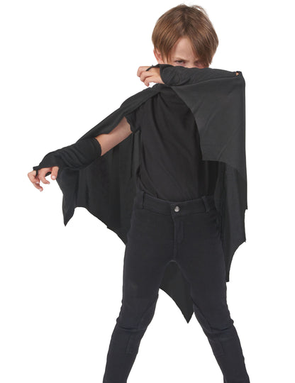 Pose de vampire de la cape vampire chauve-souris