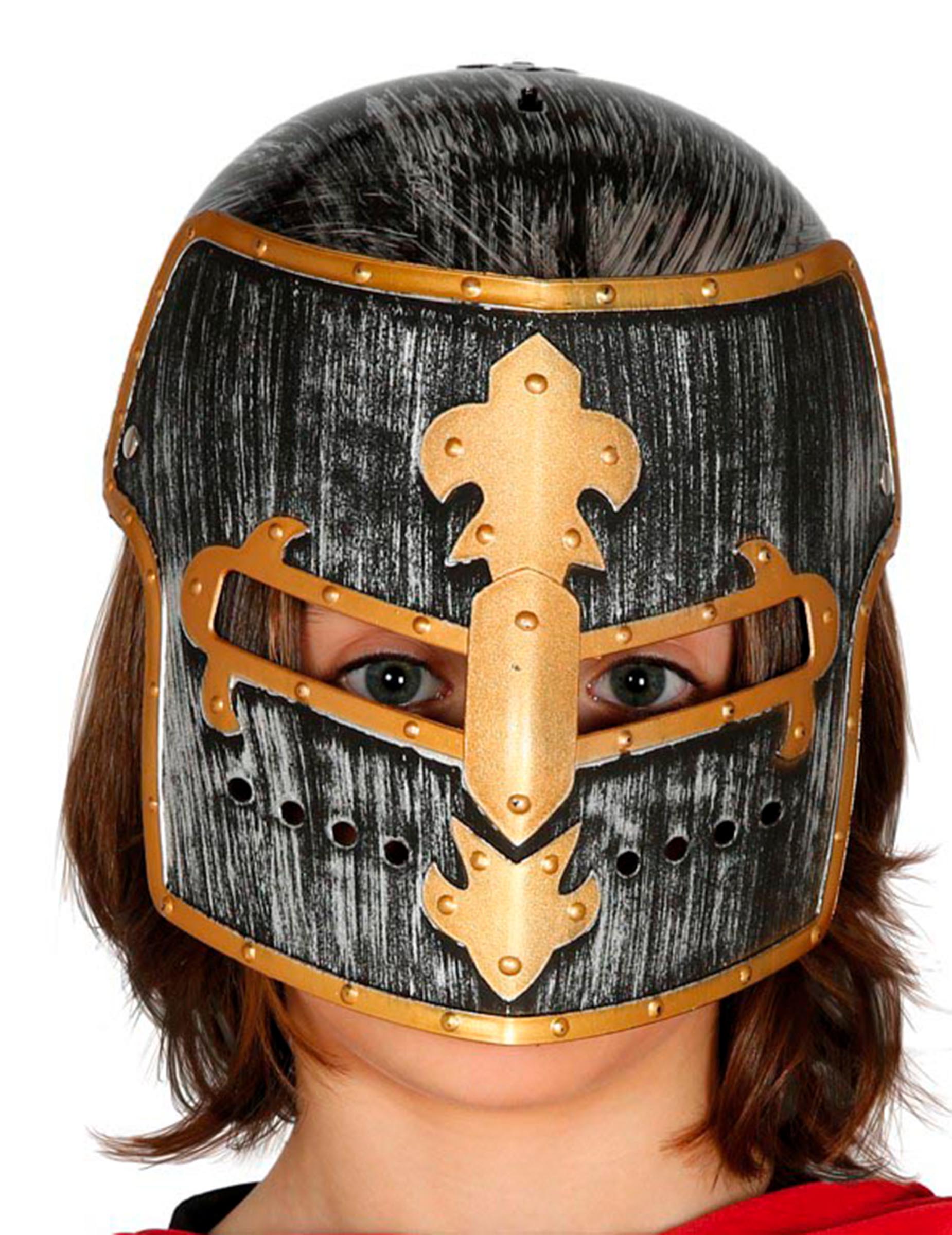 Pohled zepředu na středověký rytířský přilbu