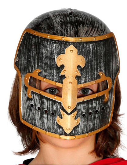 Pohled zepředu na středověký rytířský přilbu