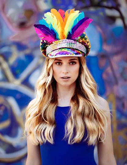 Duhová čepice s flitry a peříčky pro dospělé