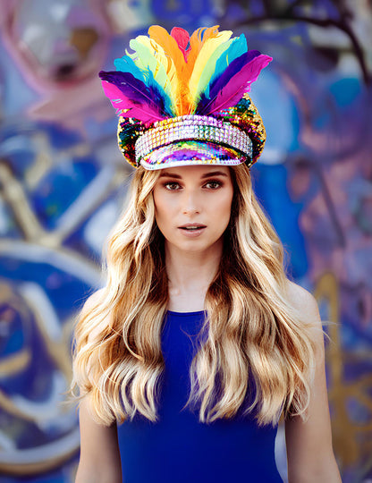 Duhová čepice s flitry a peříčky pro dospělé
