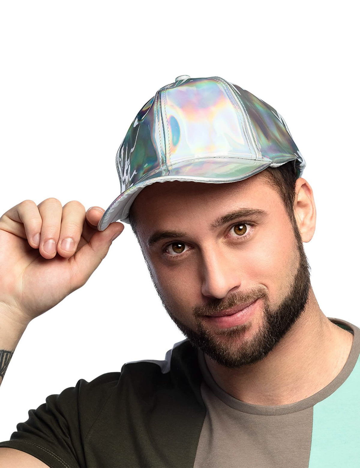 Pohled zepředu na stříbrnou iridescentní čepici