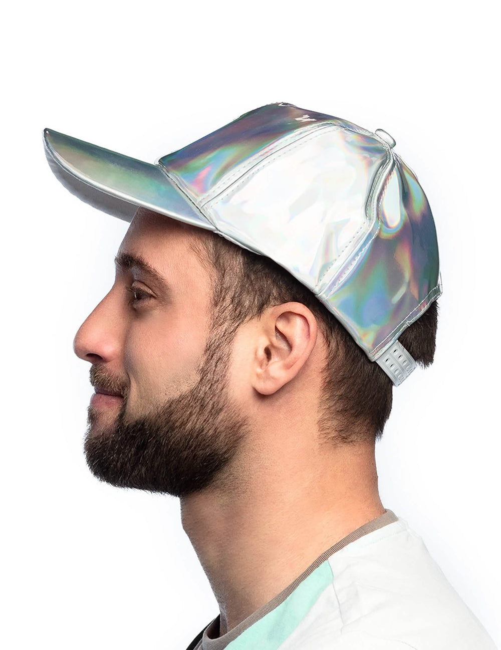 Boční pohled na stříbrnou iridescentní čepici
