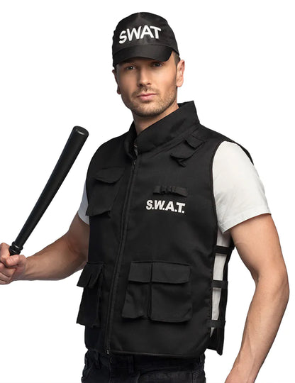 Mise en situation avec gilet et matraque de la casquette SWAT pour adulte