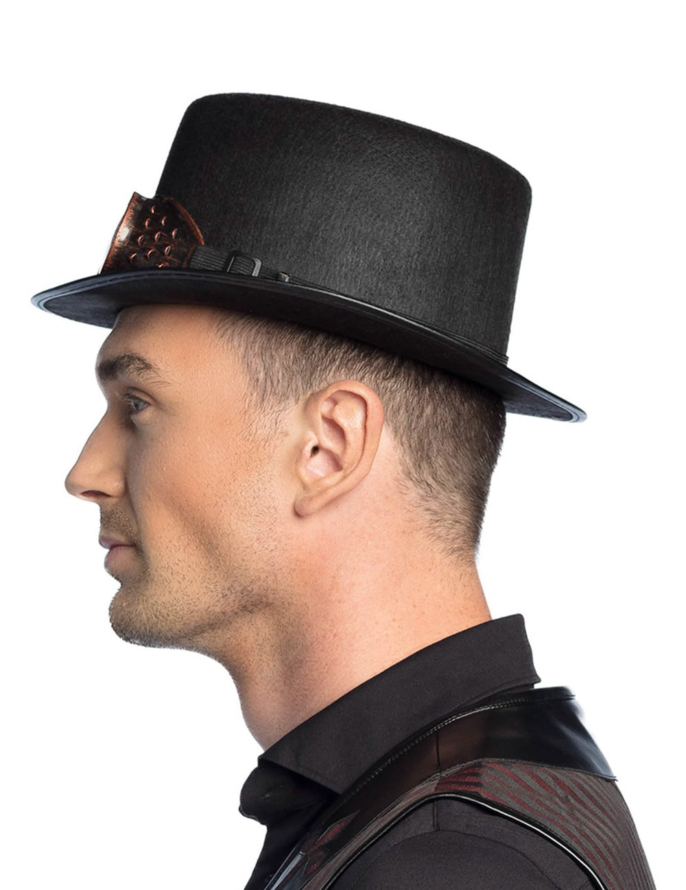 Pohled z profilu na klobouk s brýlemi steampunk