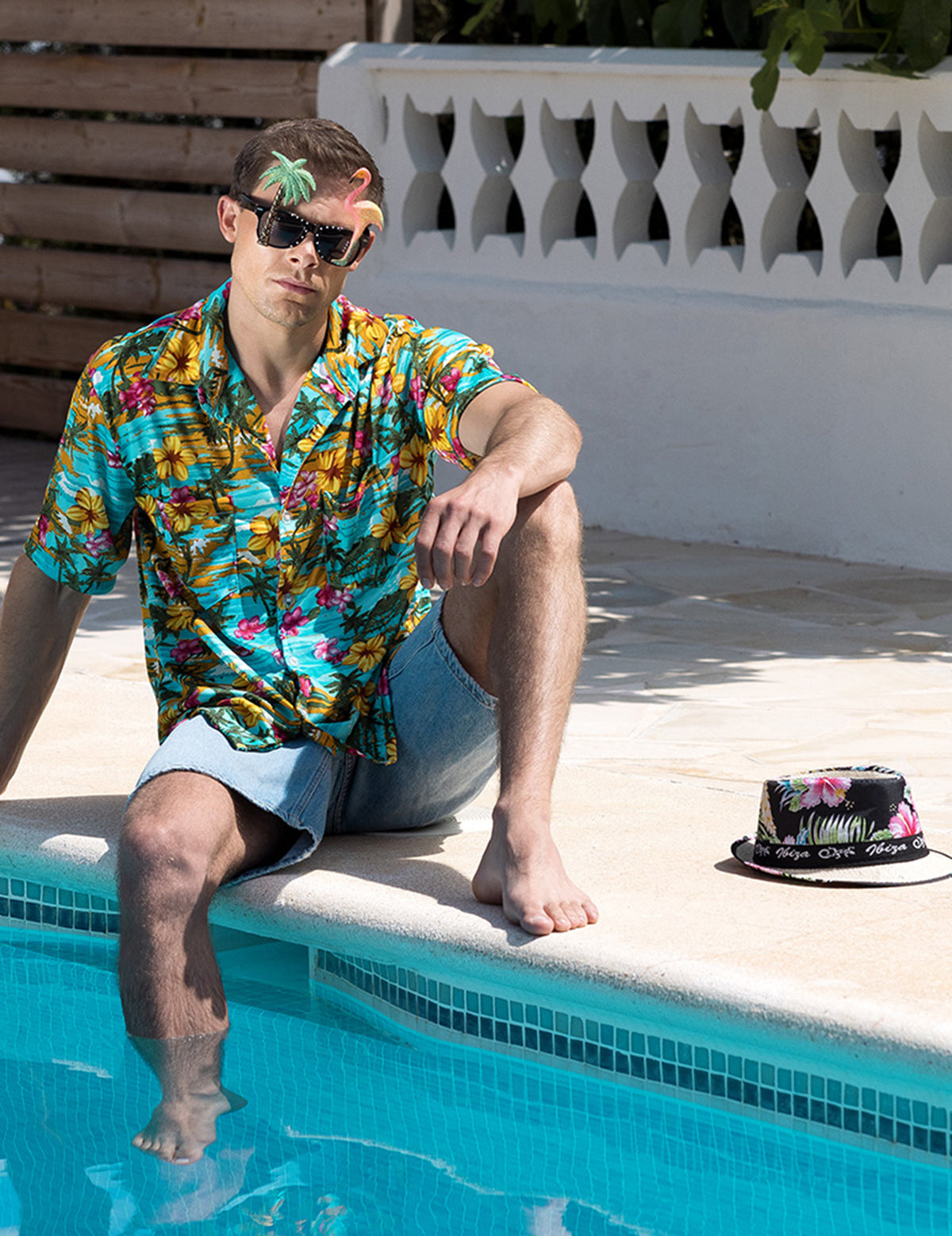 Mise en situation au bord d'une piscine du chapeau borsalino Ibiza