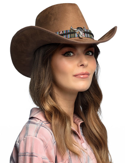 Hnědý kovbojský klobouk s hlavou dospělého buvola