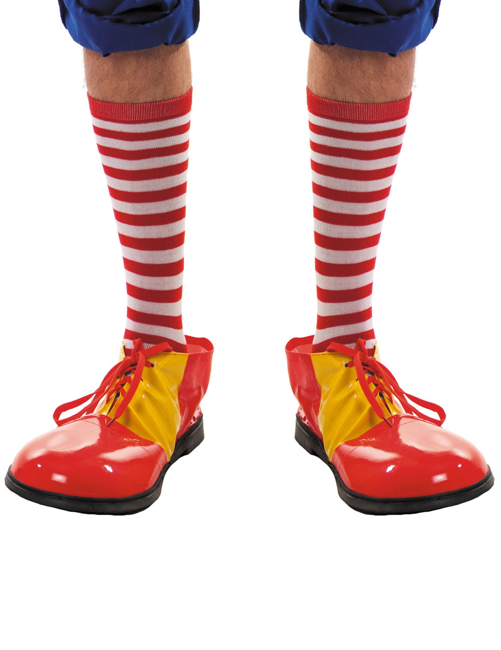 Mise en situation avec des chaussures de clown des chaussettes rayées pour adulte rouges et blanches