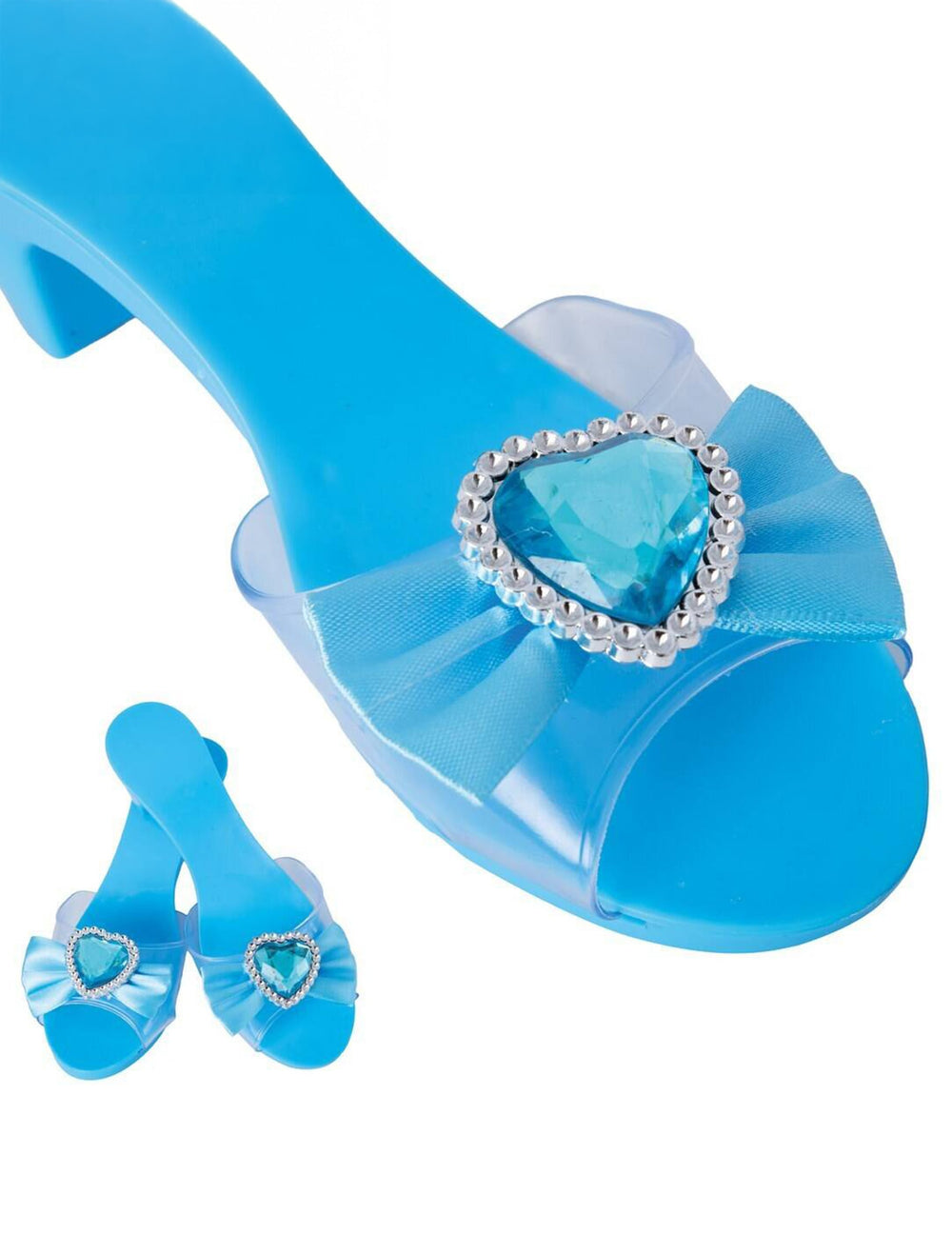 Détail du bijou en forme de cœur des chaussures de princesse pour enfant