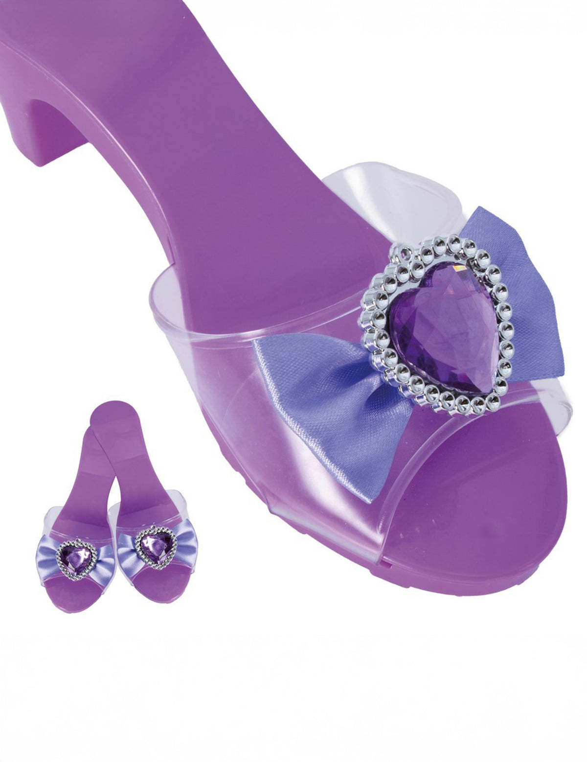 Gros plan sur le nœud et le bijou en forme de cœur des chaussures de princesse