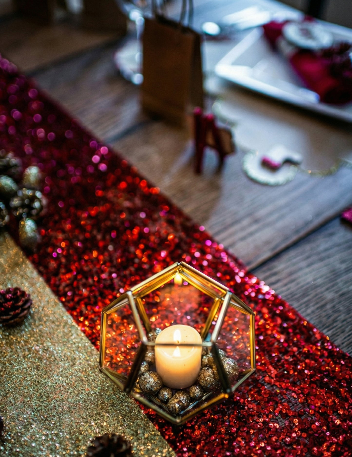 Stolní běhoun s červenými flitry 28 cm x 3 m lesklé