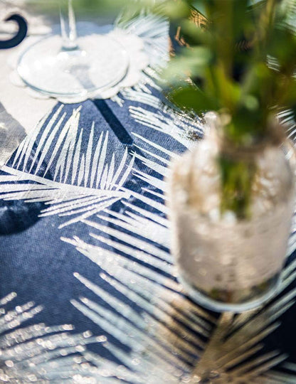 Elegantní námořnicky modrý lněný běhoun zlaté kapradiny 28 cm x 5m