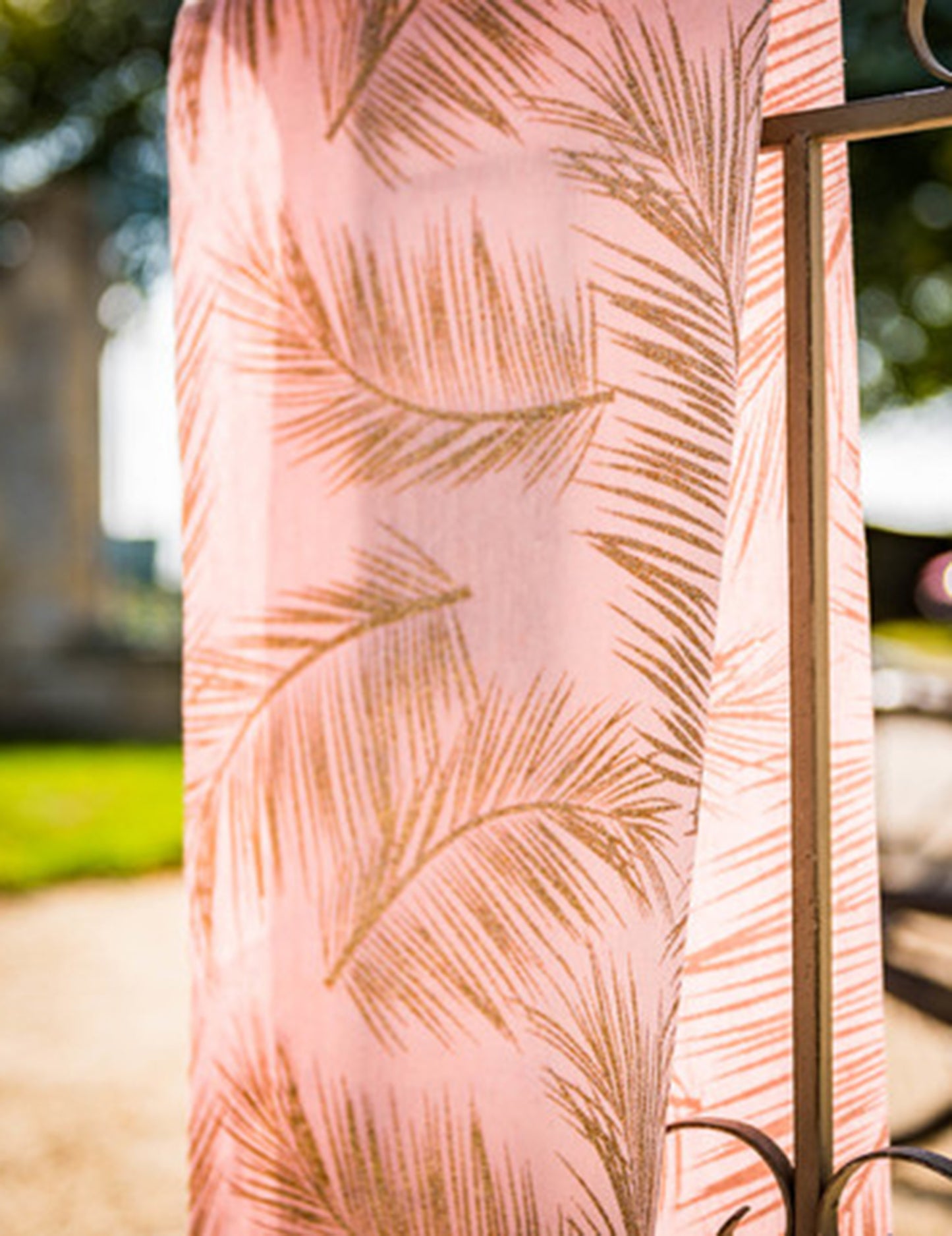 Práškově růžový lněný běhoun se zlatým kapradím 28 cm x 5 m tropické