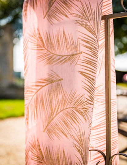 Práškově růžový lněný běhoun se zlatým kapradím 28 cm x 5 m tropické