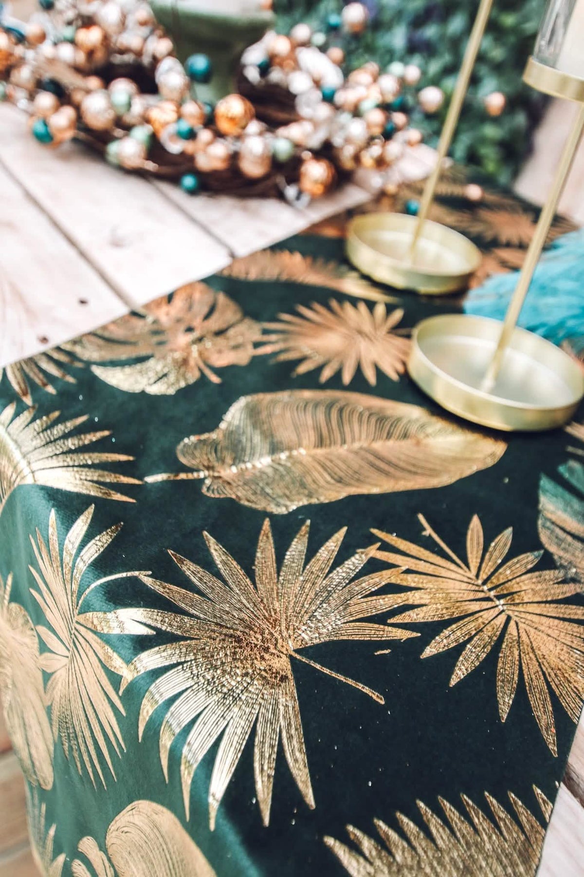 Detail zlatých listových motivů na tropické elegantní běhounu na stůl