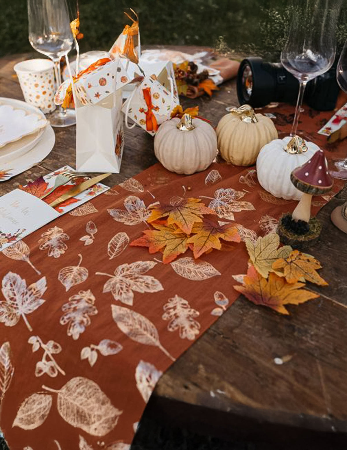 Gros plan sur la décoration de table du chemin de table feuilles d'automne