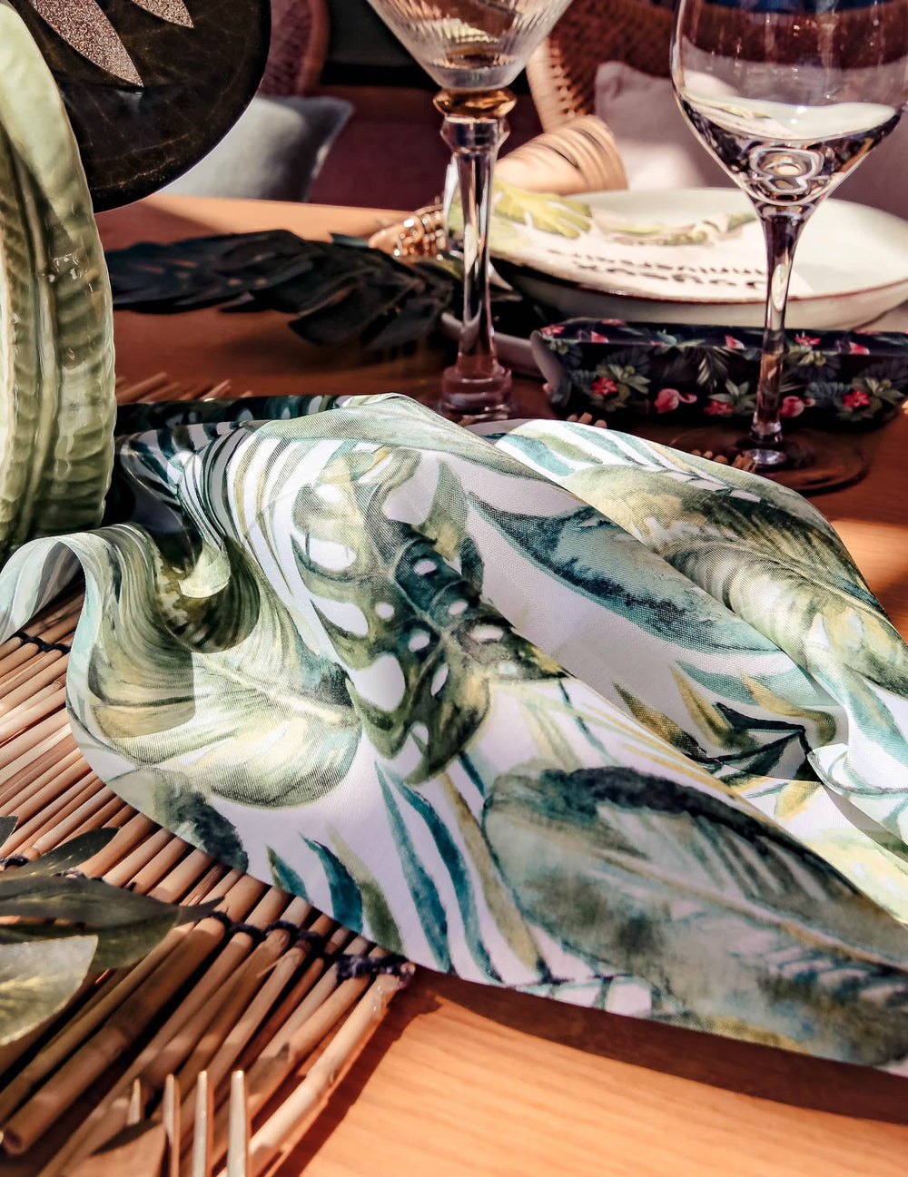 Detail na motiv běhounu na stůl s tropickými listy luxus