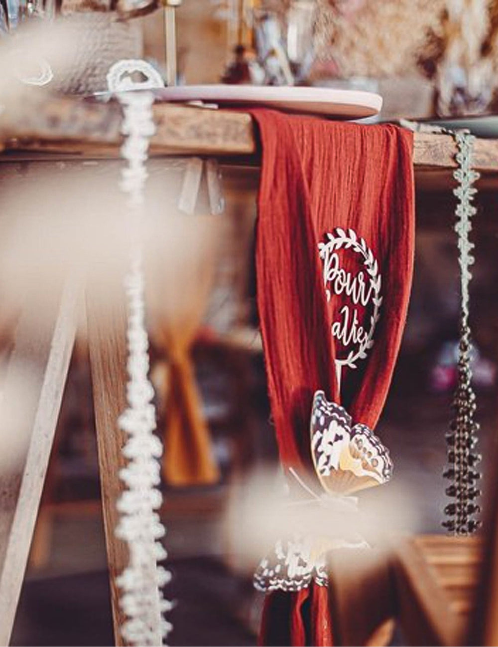 Mise en situation avec accessoire papillon du chemin de table bohème