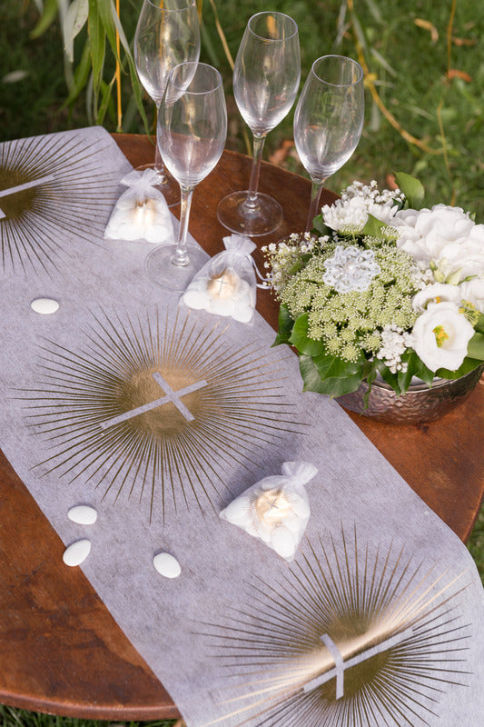 Zlatý netkaný slavnostní běhoun na stůl 5 m x 30 cm s křížem