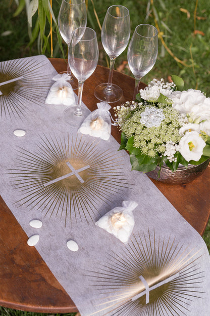 Zlatý netkaný slavnostní běhoun na stůl 5 m x 30 cm s křížem