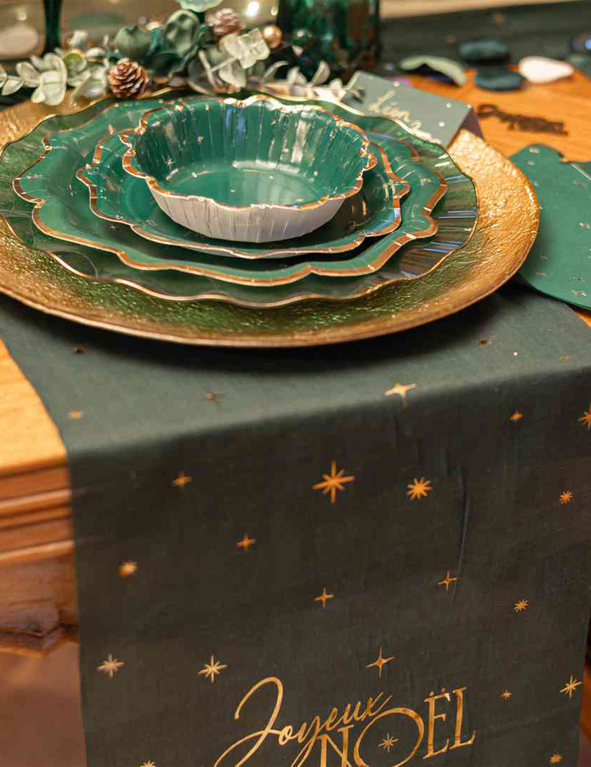 Chemin de table Joyeux Noël L'Intemporel vert anglais et or 28 cm x 3 m